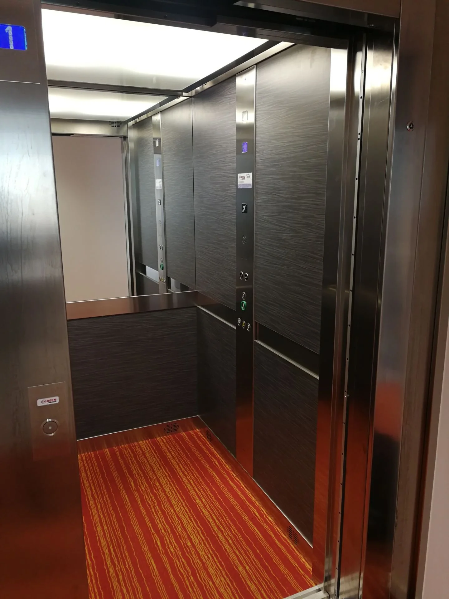 Ascenseur et miroirs dégraissés