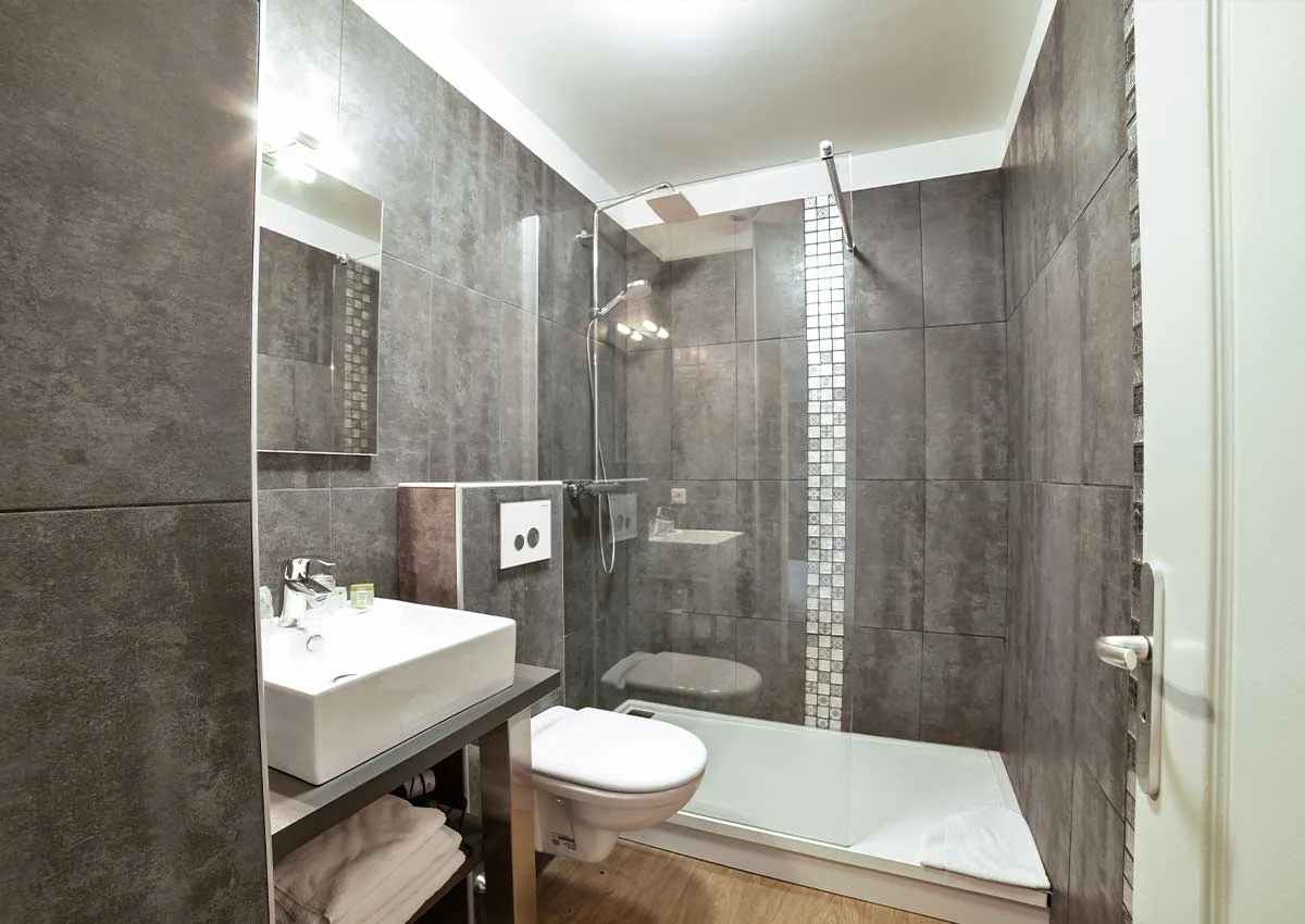 Salle de bain nettoyée et rangée